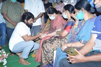 Allu Arjun Pays Last Respcets to Sirivennela Sitaramasastri